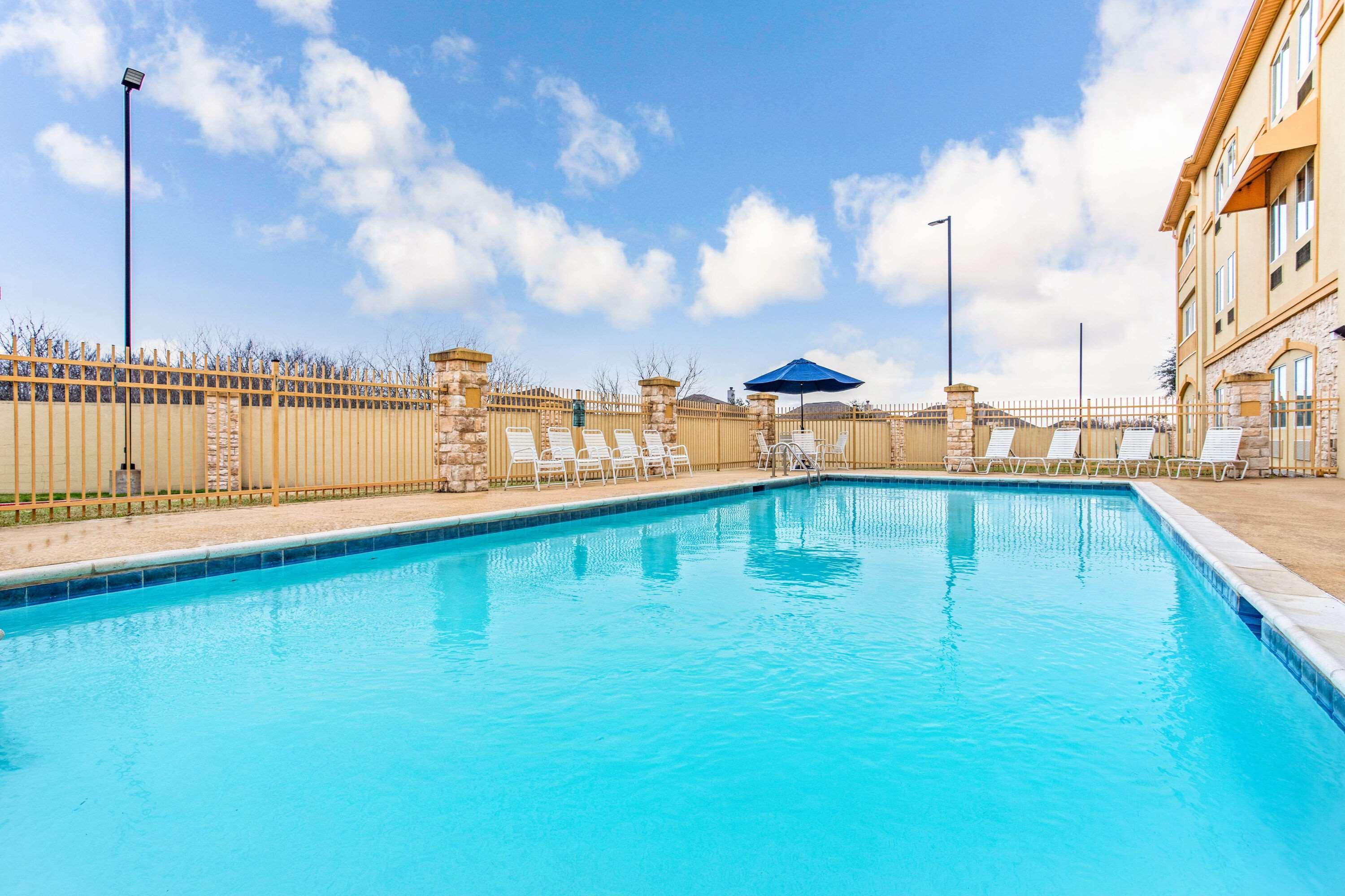 La Quinta By Wyndham Ennis Hotel Exterior photo